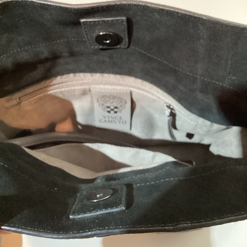 VinceCamuto🆕leather crossbody shoulder bag,snap close,zip&open pockets,adj strap - Picture 5 of 16